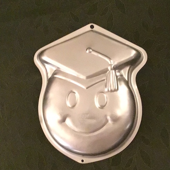 Wilton Kitchen 205 Wilton Smiley Face Emoji Graduate Cake Pan